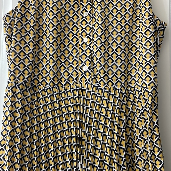 Banana Republic pleated Flowy dress - Picture 5 of 12